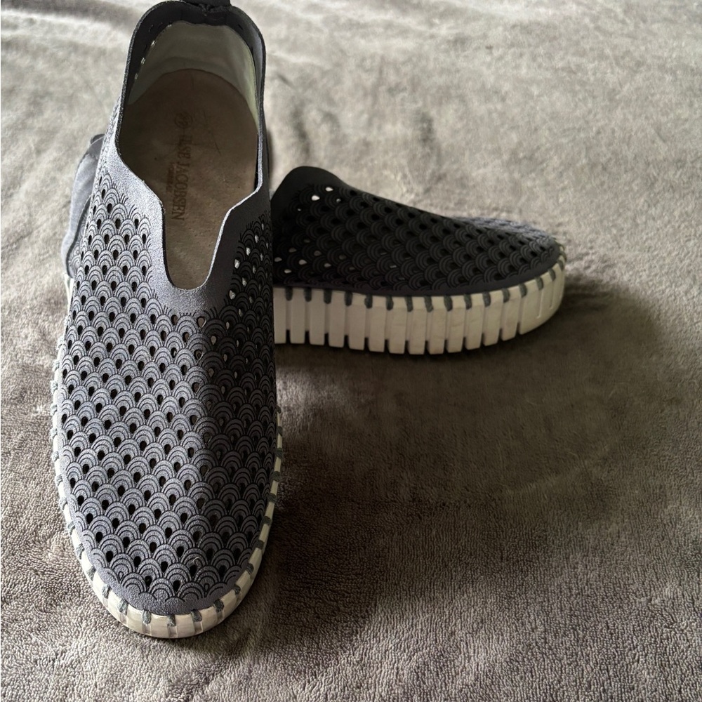 ILSE JACOBSEN HORNBÆK - TULIP PLATFORM FLAT IN BLUE GREY